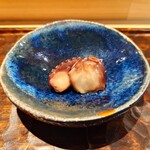 鮨 三心 - 煮蛸(明石):じっくり煮た蛸は芯に新鮮な歯応えを残す斬新さ