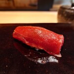 鮨 三心 - 鮪漬け:関西風の出汁の風味