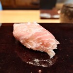 鮨 三心 - トロ:薄切りしたものが重ねられていて口の中でとろける。粗塩がアクセント