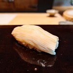 鮨 三心 - 剣先烏賊:繊細な包丁が入れられていて驚きの触感