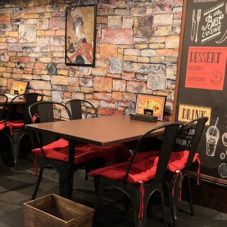 ヨーロッパ風のおしゃれな店内◆広々とした空間で団体利用も可能