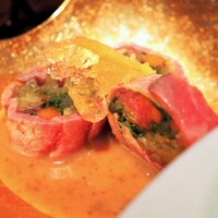 肉匠 とろにく 恵比寿店 - 八寸、A5黒毛和牛の5色肉巻き　自家製胡麻ダレと土佐ジュレと共に