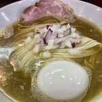 ヌードル＆スパイスカレー 今日の1番 - 店主からのサービス↪︎釜焼き肩ロースと卵