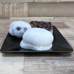 栄屋菓子舗 - ハリと粘りと伸びが伝わりませんか？とにかく食感と喉越しが良いお餅です。餡は豆の風味が濃いワイルド仕立て