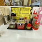 長浜ラーメン力 - 卓上、色々味変出来ます