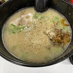長浜ラーメン力 - 卓上のゴマと辛子高菜　スープが多いので沈んで少しに見えますが結構入れてます