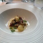 オザミトーキョー - ◯じゃが芋のピュレ ホタルイカとウドのベニエ
      新生姜のキャラメリゼを添えた春のジャルダン
      …こちらは桜海老が入っているとのことで
      アレルギーを伝えていた私は、ムール貝に変更しての提供。