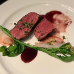 オザミトーキョー - 選べるメイン
      ◎ハンガリー産のマグレ鴨肉のロースト(数量限定)
      …ちょっと食べてしまったお写真ですが(^◇^;)笑
      こちらは旦那くん。赤ワインのソースで仕上げた鴨肉はレア焼きで柔らかく癖もなくて美味