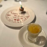 オザミトーキョー - デザートのお時間となり…
      父の喜寿のお祝いとお伝えしてありましたが…
      サービスでローソクを立てたメッセージプレートが！(*ﾟ∀ﾟ*)♡