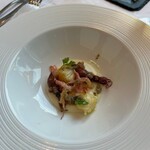 オザミトーキョー - ◯じゃが芋のピュレ ホタルイカとウドのベニエ
      新生姜のキャラメリゼを添えた春のジャルダン
      …こちらが通常版。生の桜海老が美味しそう！