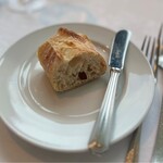 オザミトーキョー - ◇バケットは、フランスからお取り寄せした生地を
      お店で焼き上げているそうで…香ばしく、パン百名店レベルのバゲットですね♪d(^_^o)