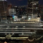 オザミトーキョー - 個室の全面ガラス窓から眺める夜景。
                                目の前には、BVLGARIのホテルを筆頭にキラキラの輝き…
                                眼下にはほんのりオレンジ色に灯る東京駅…
                                景色もご馳走のうちよね〜♡(*´˘`*)