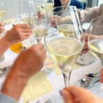 オザミトーキョー - お酒が飲めるようになった息子たちも含めて
      まずはシャンパンで乾杯♪(*^^)o∀*∀o(^^*)♪