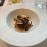 オザミトーキョー - ◯松坂牛のほほ肉とフォアグラのタルト仕立て
      セップ茸とマッシュルームのクーリ 夏トリュフの香りを添えて…サクサクのパイ生地の上に牛頰肉の煮込みとキノコのソテーを乗せ華やかに仕上げたボルドー風のお料理。
