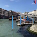 SUSO - 青い棒が目立つが、奥にあるのがリアルト橋