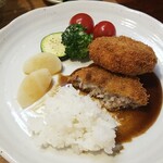 キッチン ブルー グローブ - 早速、ご飯にソースを吸わせます