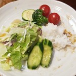 キッチン ブルー グローブ - 残りのご飯、サラダを乗せて