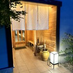 鮨　ごん八 - 店の入り口（入り口でタバコ吸えます）