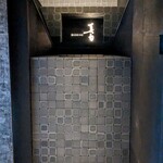 真白 - お２階の黒い扉を開けると・・店名のサインが見えました