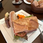 CERCLE - ボリュームのあるバゲットに厚切りのローストビーフ、トマト、オニオン等が挟まってました。