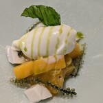 真白 - チーズのジェラート　フレッシュマンゴーとパイナップル、海ぶどうを添えて　ソースはバジル