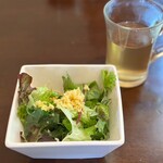 CERCLE - レタスの上に乗っているのはクスクス。