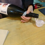 長者町立ち飲み やいちゃん - 支払いを済ませるとグラスに並々と日本酒を注いでくれます