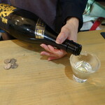 長者町立ち飲み やいちゃん - 支払いを済ませるとグラスに並々と日本酒を注いでくれます