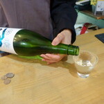 長者町立ち飲み やいちゃん - 支払いを済ませるとグラスに並々と日本酒を注いでくれます