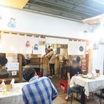 長者町立ち飲み やいちゃん - テラス席は椅子があって座れます