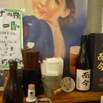 長者町立ち飲み やいちゃん - 座ったカウンターの様子