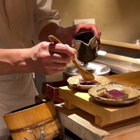松栄 六本木店 - 前半で切り身にして隠し包丁を入れ漬けにしていた。浸かった後で出してくれる。