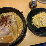 一刻魁堂 - 魁しょうゆ（中太麺)の玉子チャーハンセット　1045円(税込)