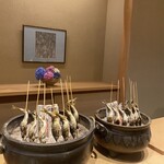 米増 - 手前は島根の高取川の天然鮎、奥は琵琶湖の鮎の食べ比べ