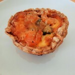 小ぶりだけど、サクサクしたパイ生地も具も本格的な美味しさ！海老とブロッコリーのキッシュ334円