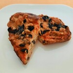 ブーランジュリー パリゴ - カリッとした土台のバゲットにツナのコクや旨味、オリーブやトマトソースなど具がお料理みたいに本格的