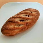 ブーランジュリー パリゴ - 程よい噛み応えのハード生地に、ソーセージと粒マスタード入り♪ソシソン・ムタール259円