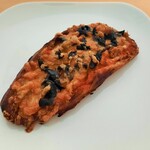 薄く切った香ばしいバゲットにツナとブラックオリーブ、トマトソースが完璧なハーモニー！オリーブとツナのタルティーヌ313円