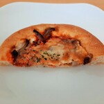 ブーランジュリー パリゴ - フォカッチャの上にはソテーした数種のきのこの旨味に風味良いトマトソース、もっちりチーズが本格ピザのような美味しさ