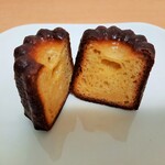 ブーランジュリー パリゴ - 表面は蜜蝋がガリッと大胆なほど分厚くガリガリ♪中はむっちりプニプニ弾力がありプリンのような甘味にラム酒の香りがふわり