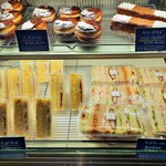 ブーランジュリー パリゴ - 冷蔵コーナーには美味しそうなサンドはもちろん、クリームを使ったマリトッツォやニダベイユなどスイーツ系も