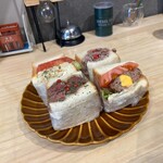 こんなにデカいサンドイッチは反則だ - 