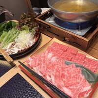 しゃぶしゃぶ　すき鍋　おもき 銀座店 - 松坂牛霜降りと赤身の相盛りたれしゃぶ