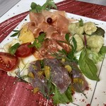 Raduno - ◉ 前菜
      　生ハム、熟成キハダマグロ、フルーツ、野菜
      　伊勢志摩産あおさの揚げパン