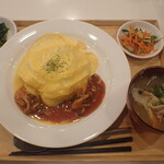 トーコーキッチン - ふわとろオムライス　副菜二品、豚汁