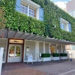 Ron Herman cafe - この建物まるごとRH。カフェのある3階へはエレベーターでどぞ。