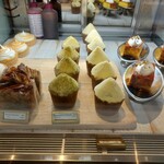 Ron Herman cafe - 右のプリンにするかレモンタルトにするか悩んだの( '﹃ '⑉)