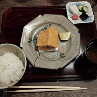 和食しんくろ - 土鍋炊き立てのご飯最高！お味噌汁と漬物だけでなくアジフライが出てくるところがいい、レアな揚げ加減だったので二度揚げしたくなった笑。