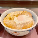 東京シェフズキッチン とんかつ 銀座 梅林 - ヒレの肉厚は薄めで、円形状のものが2枚入っていた。 卵でとじられており、味付けはクセになる甘い味だ。 その甘辛いタレがしみた柔らかい衣と極上のヒレ肉、そして半熟卵が口の中で混ざり合う。