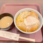 東京シェフズキッチン とんかつ 銀座 梅林 - 僕はスペシャルヒレカツ丼を注文した。 価格は1090円だった。 空港価格としては安いなと思った。